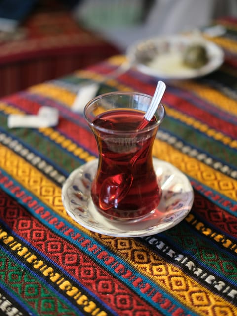 Kilim üzerinde tabağıyla ince belli bardakta demli çay